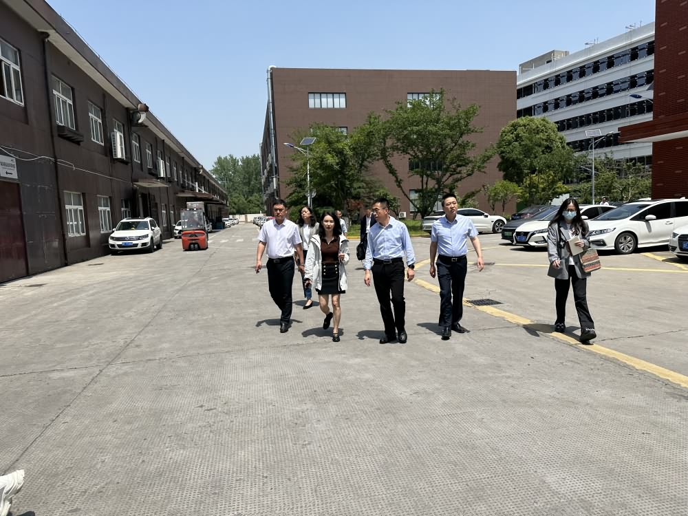 桐乡市市委书记于会游一行莅临豪庭灯饰调研指